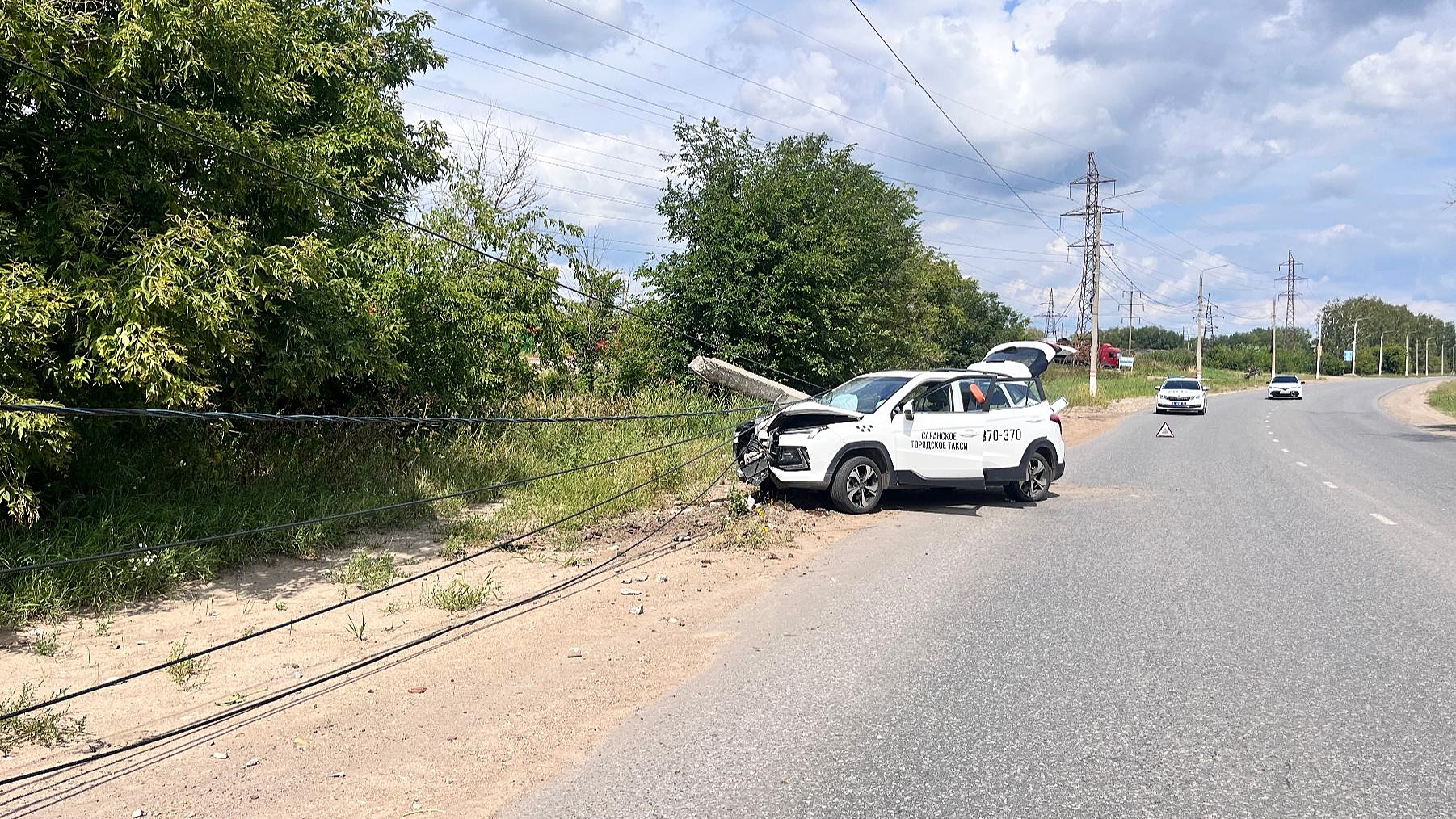 В Саранске семейное такси снесло световую опору: есть пострадавшие