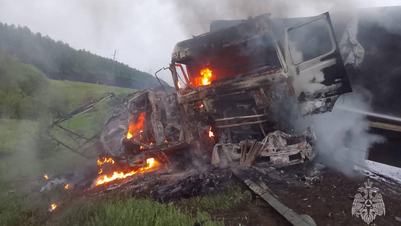 Пожарные Мордовии тушили огненное ДТП на ульяновской трассе Пожарные Мордовии тушили огненное ДТП на ульяновской трассе
