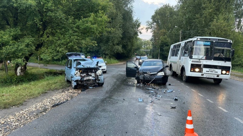 В Саранске двух женщин госпитализировали после лобового ДТП В Саранске двух женщин госпитализировали после лобового ДТП