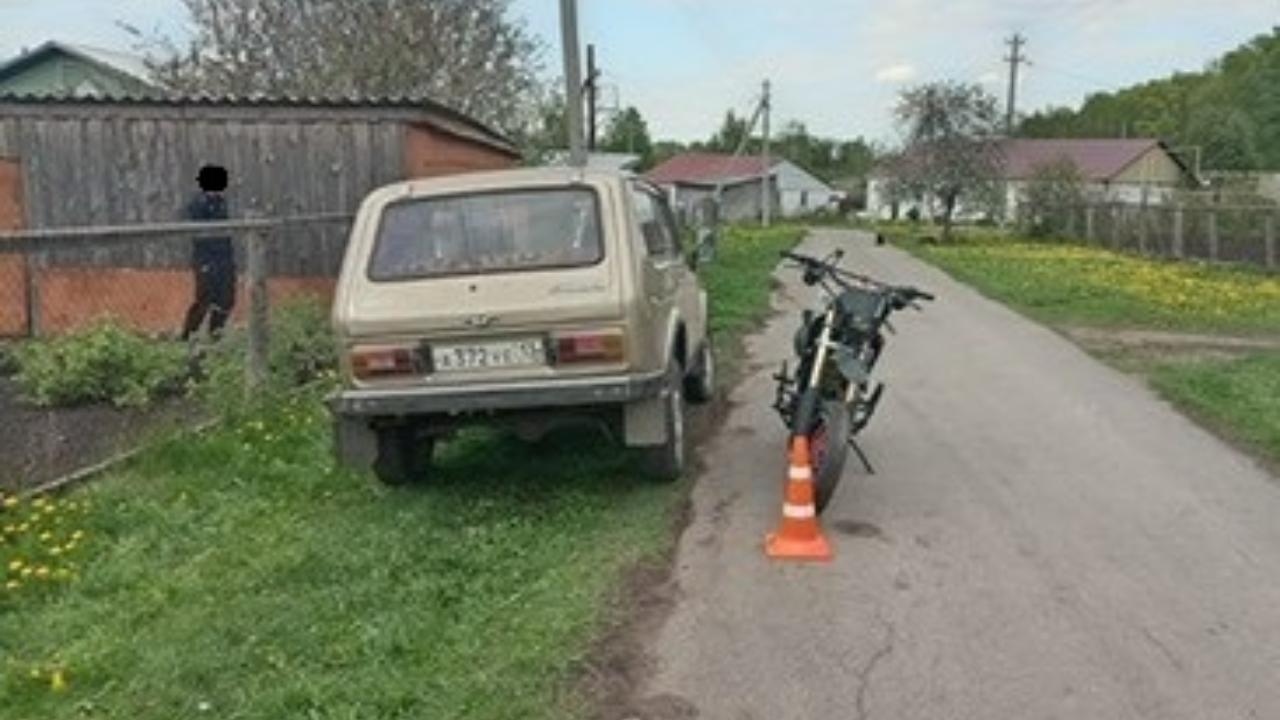 Молодая мотоциклистка без прав 9 мая сбила пенсионерку в Липках Молодая мотоциклистка без прав 9 мая сбила пенсионерку в Липках