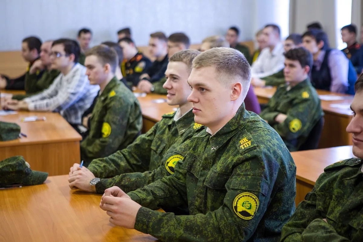 Выпускников Мордовии ждут в военных вузах до 29 июня 2022 года