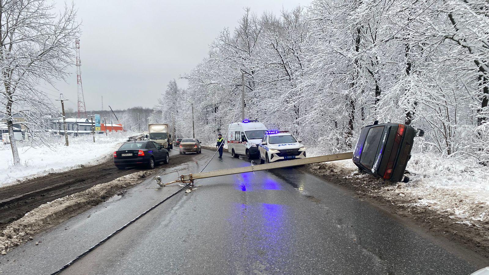 В Саранске опора ЛЭП не выдержала удара легковушки