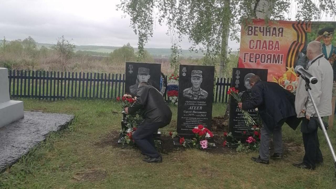 В Кадошкинском районе Мордовии состоялся митинг-открытие мемориальных плит в память об участниках СВО В Кадошкинском районе Мордовии состоялся митинг-открытие мемориальных плит в память об участниках СВО