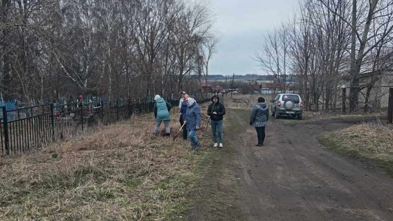 На субботнике в Теньгушеве убрали от мусора территорию местного кладбища На субботнике в Теньгушеве убрали от мусора территорию местного кладбища