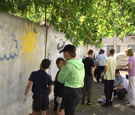 «Трудные» подростки украсили заборы Саранска своими рисунками 
