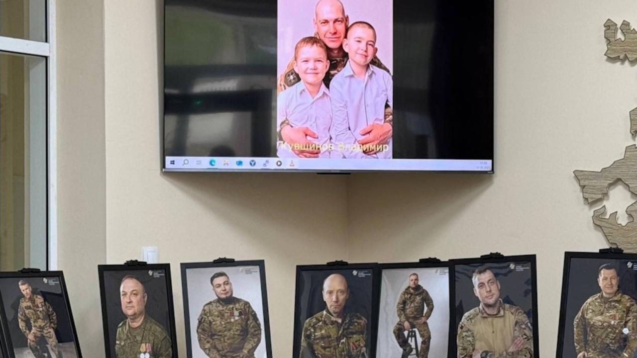 В Мордовии 75 ветеранов спецоперации приняли участие в фотопроекте «Герои СВО – кто они?» В Мордовии 75 ветеранов спецоперации приняли участие в фотопроекте «Герои СВО – кто они?»
