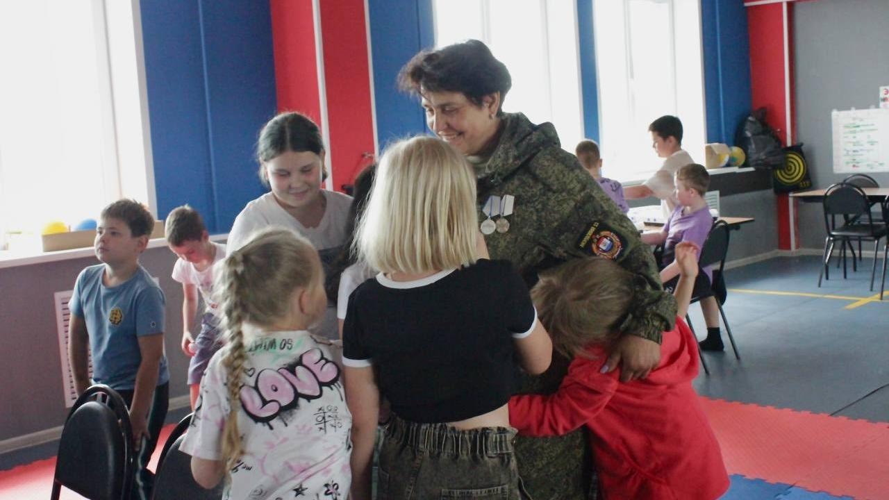 Ветеран спецоперации из Мордовии рассказала школьникам о любви к Родине Ветеран спецоперации из Мордовии рассказала школьникам о любви к Родине