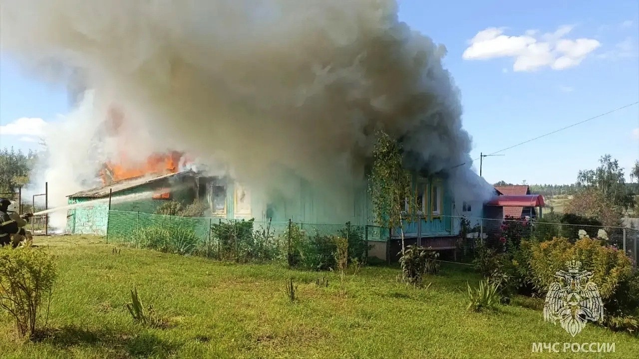 В Верхней Ладке сгорел дачный дом