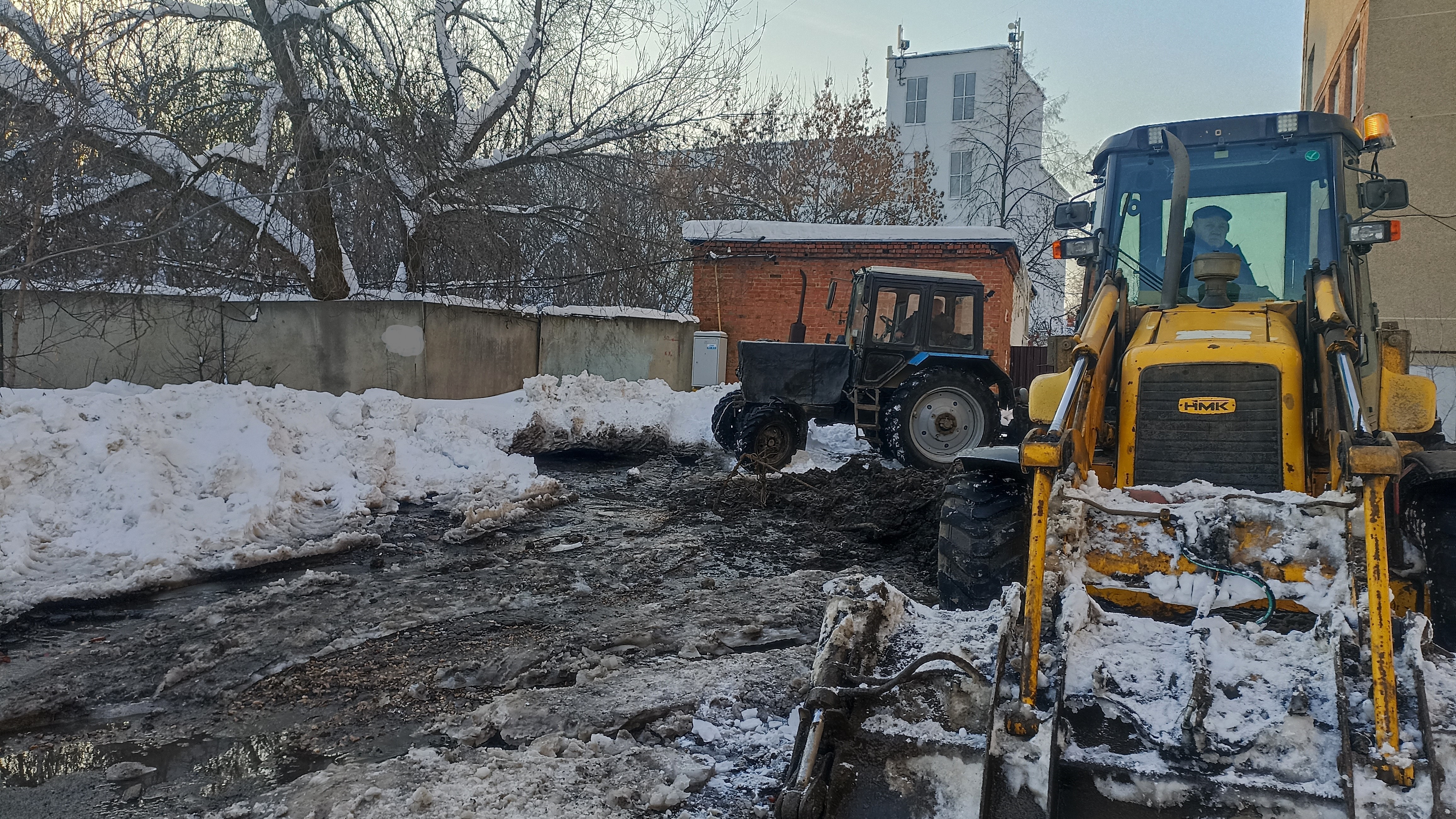 В Саранске устраняют прорыв на водопроводе