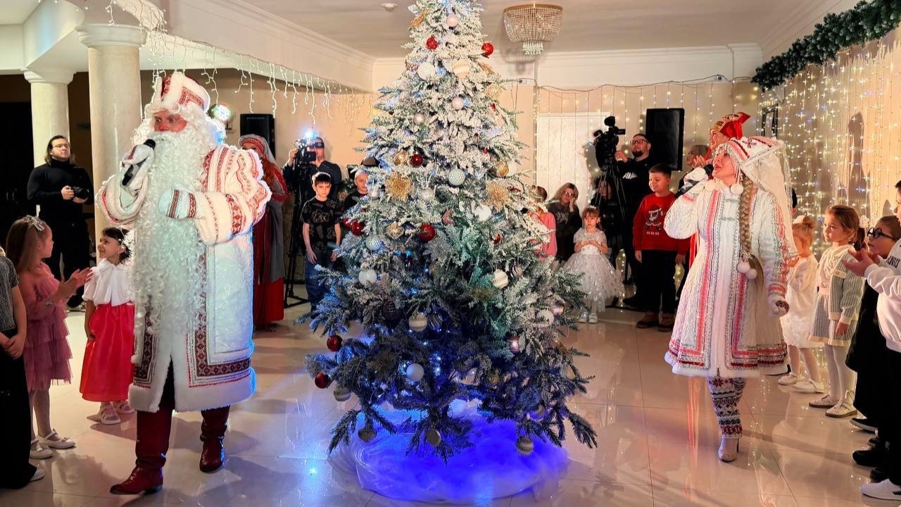 В Мордовии детей участников СВО поздравил Якшам Атя