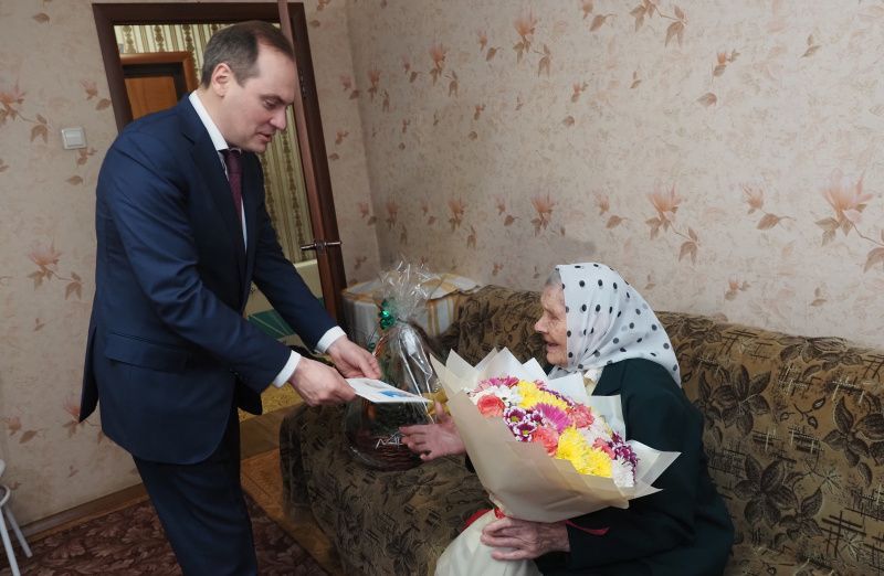 Глава Мордовии поздравил со 100-летним юбилеем участницу строительства Сурского рубежа