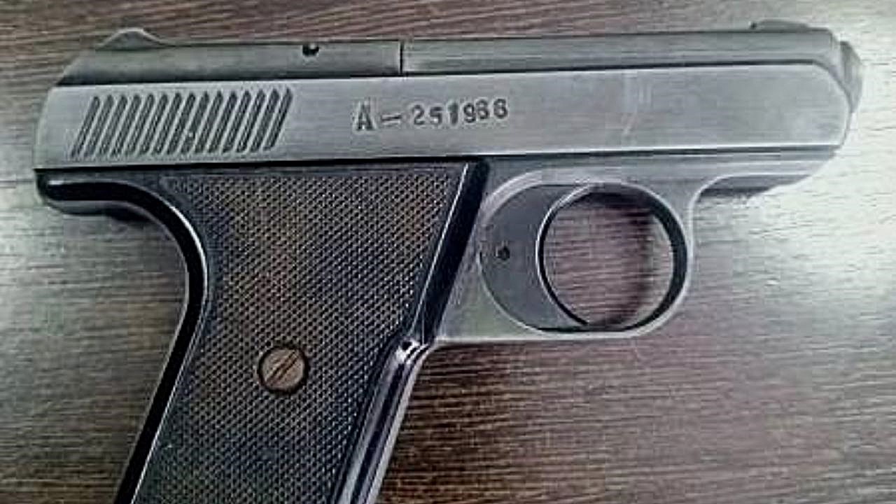 Житель Мордовии нашёл в снегу газовый пистолет