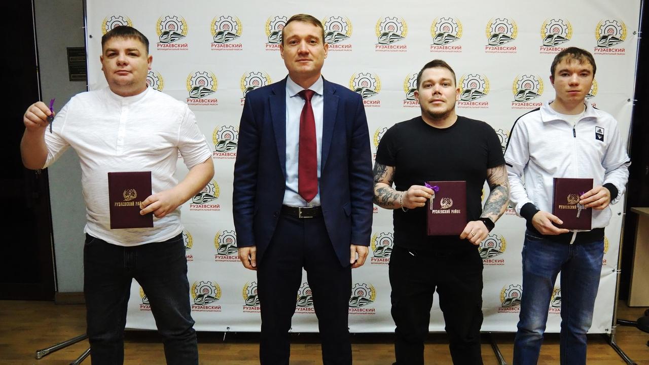 Трём сиротам в Мордовии вручили ключи от новых квартир 