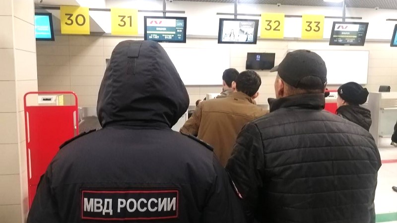 Из Мордовии трёх мигрантов-преступников проводили на родину 