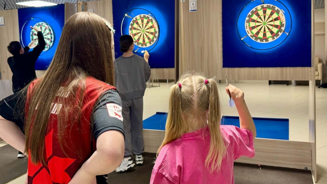 В Саранске дети участников СВО сыграли в дартс