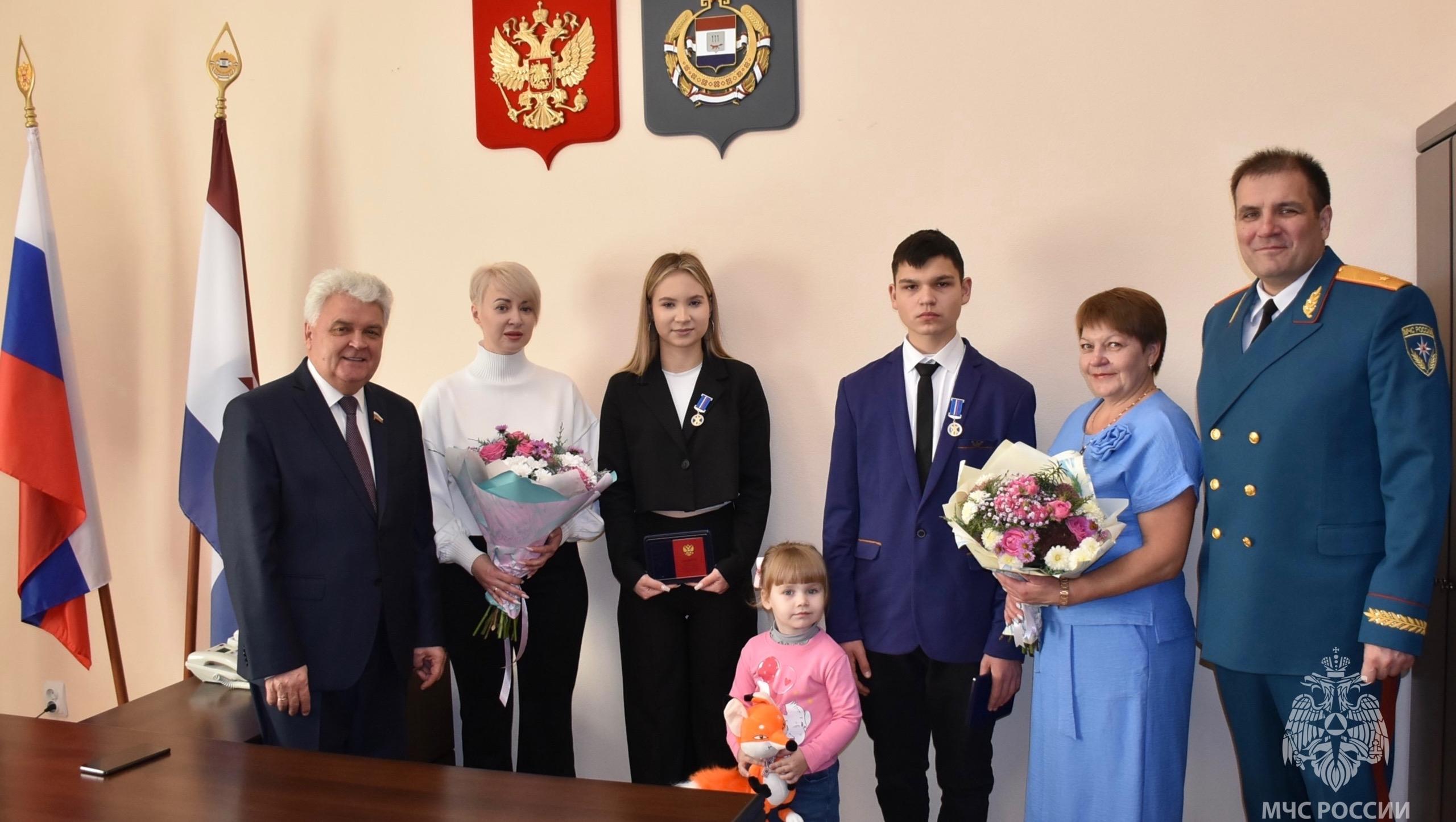 Двум подросткам Мордовии вручили медали за мужество