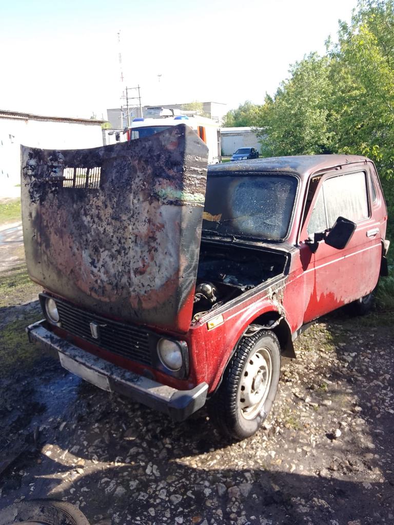 В закрытом гараже в Мордовии загорелась «Нива»
