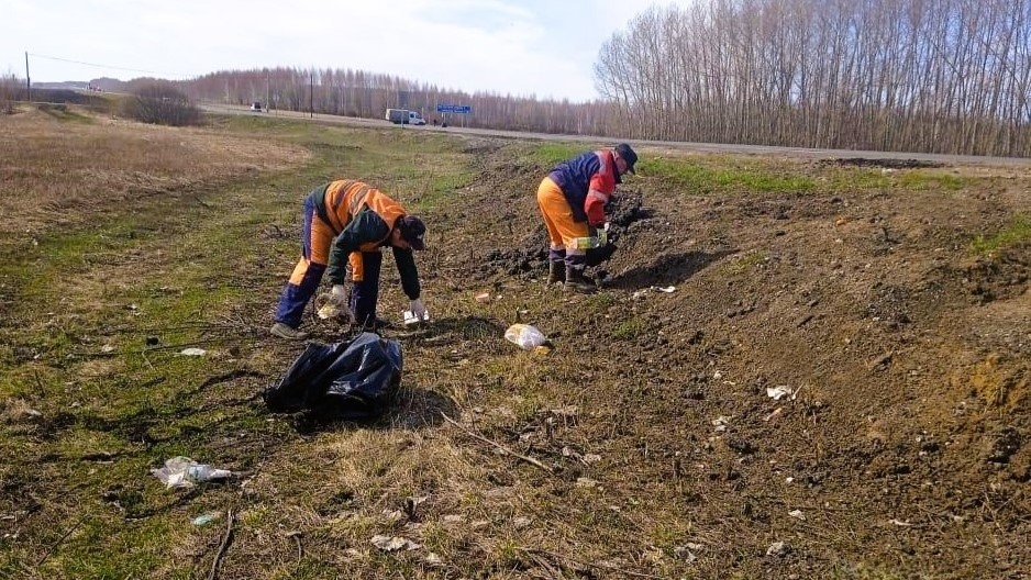 В Мордовии за автомобилистами убирают мусор вдоль дорог