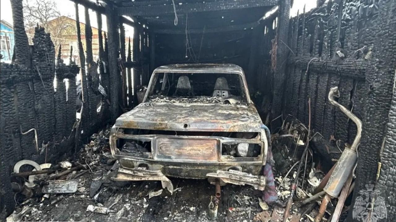 Три автомобиля и два гаража уничтожены огнём в Мордовии