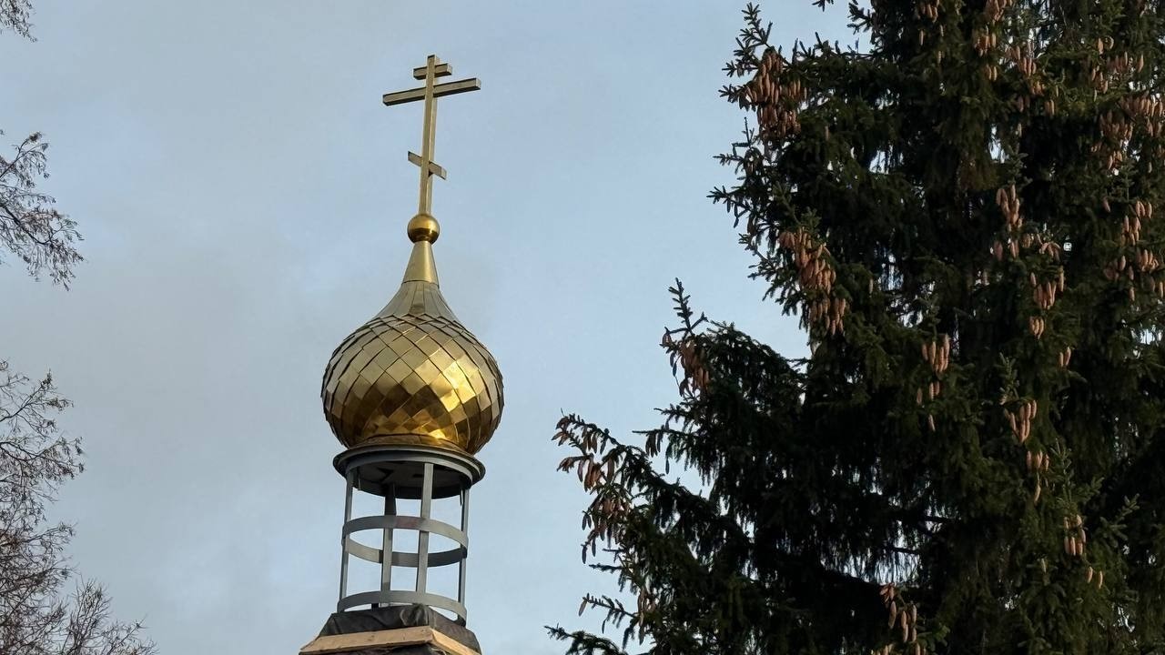 В Инсаре на возрождающуюся часовню подняли купол и крест