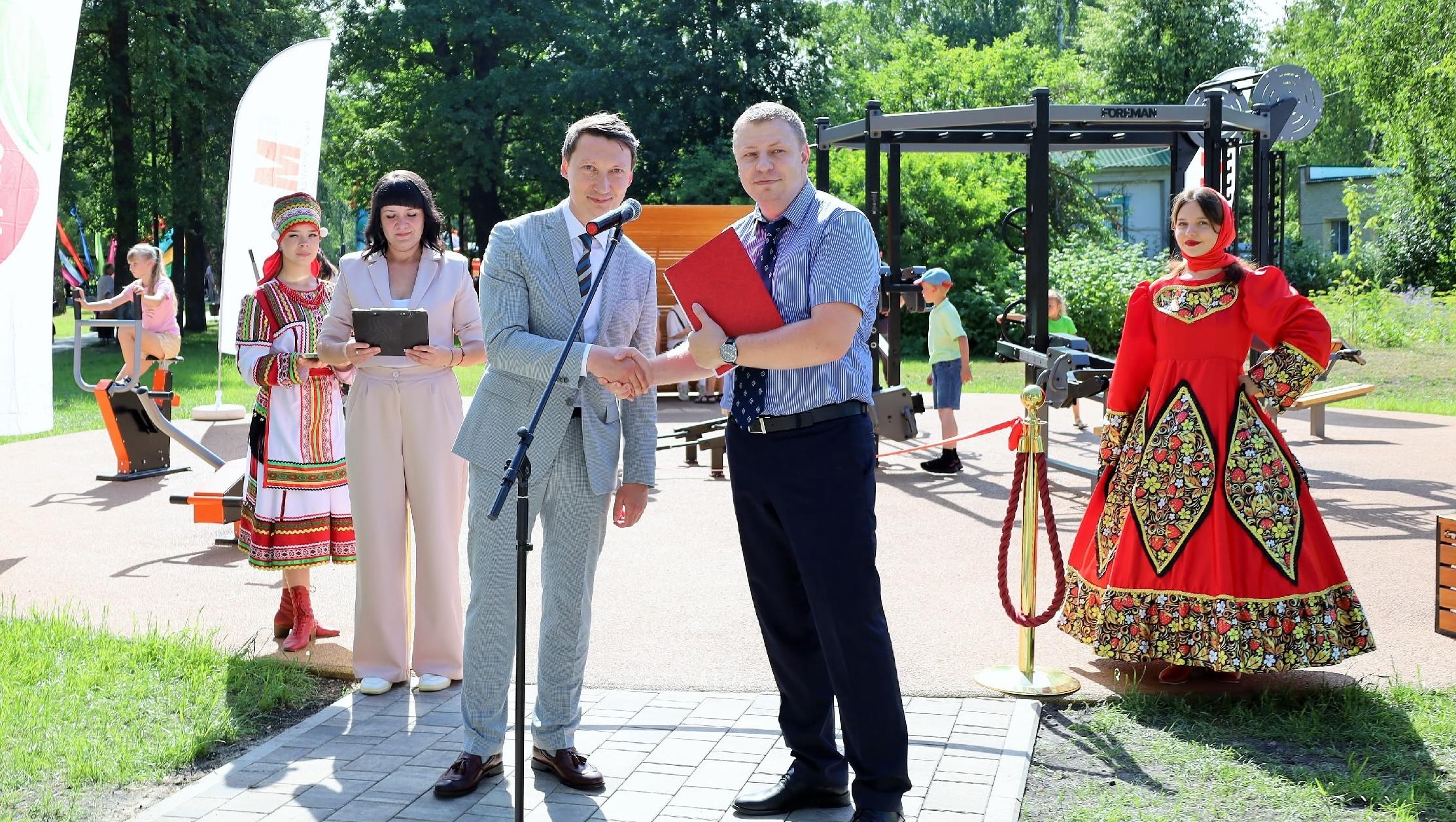 В Чамзинке ко дню рождения района открыли спортплощадку в парке В Чамзинке ко дню рождения района открыли спортплощадку в парке