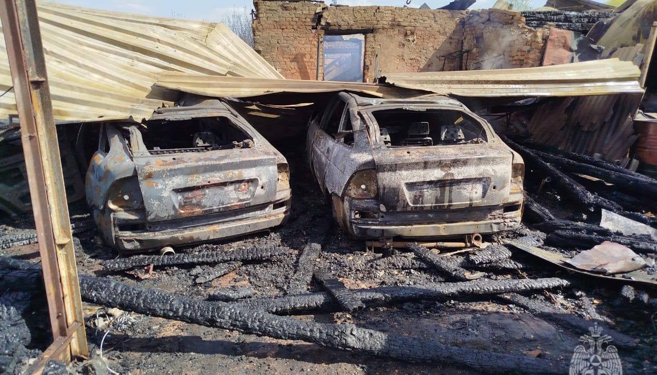 Двухквартирный дом, два гаража и три автомобиля сгорели за раз в Рузаевке Двухквартирный дом, два гаража и три автомобиля сгорели за раз в Рузаевке