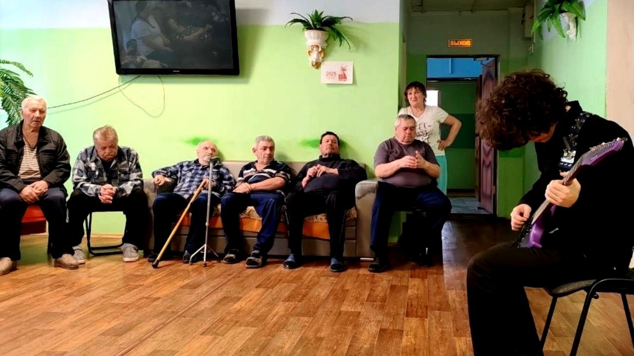 Волонтеры Сбербанка побывали в пансионате ветеранов войны и труда в поселке Комсомольский