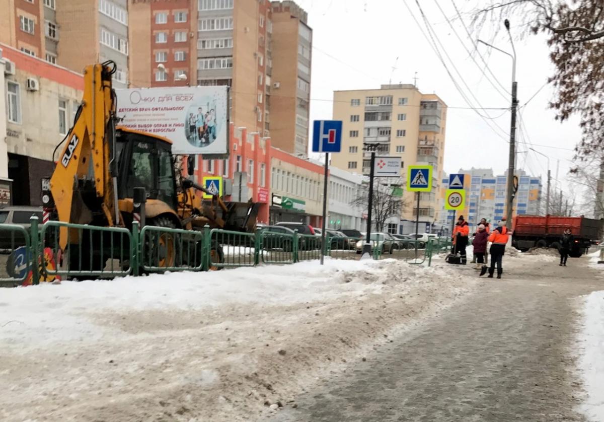 В Саранске продолжается уборка улиц от снега