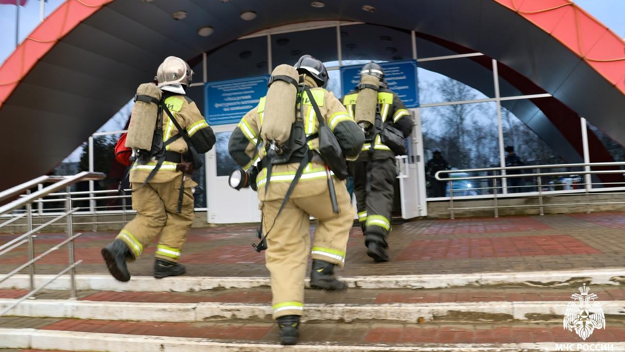 Пожарные в Саранске эвакуировали персонал «Ледовой арены» 