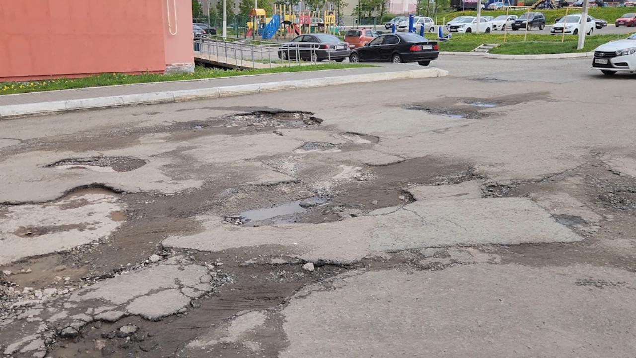 Жители Саранска жалуются на плачевное состояние внутриквартальных дорог Жители Саранска жалуются на плачевное состояние внутриквартальных дорог