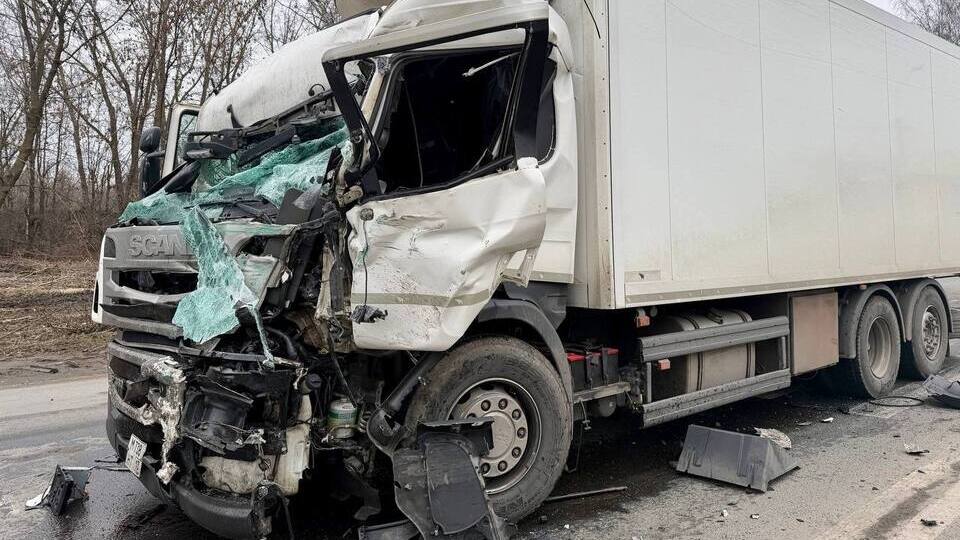 Грузовик из Мордовии столкнулся с автобусом и легковушкой в Пензе 