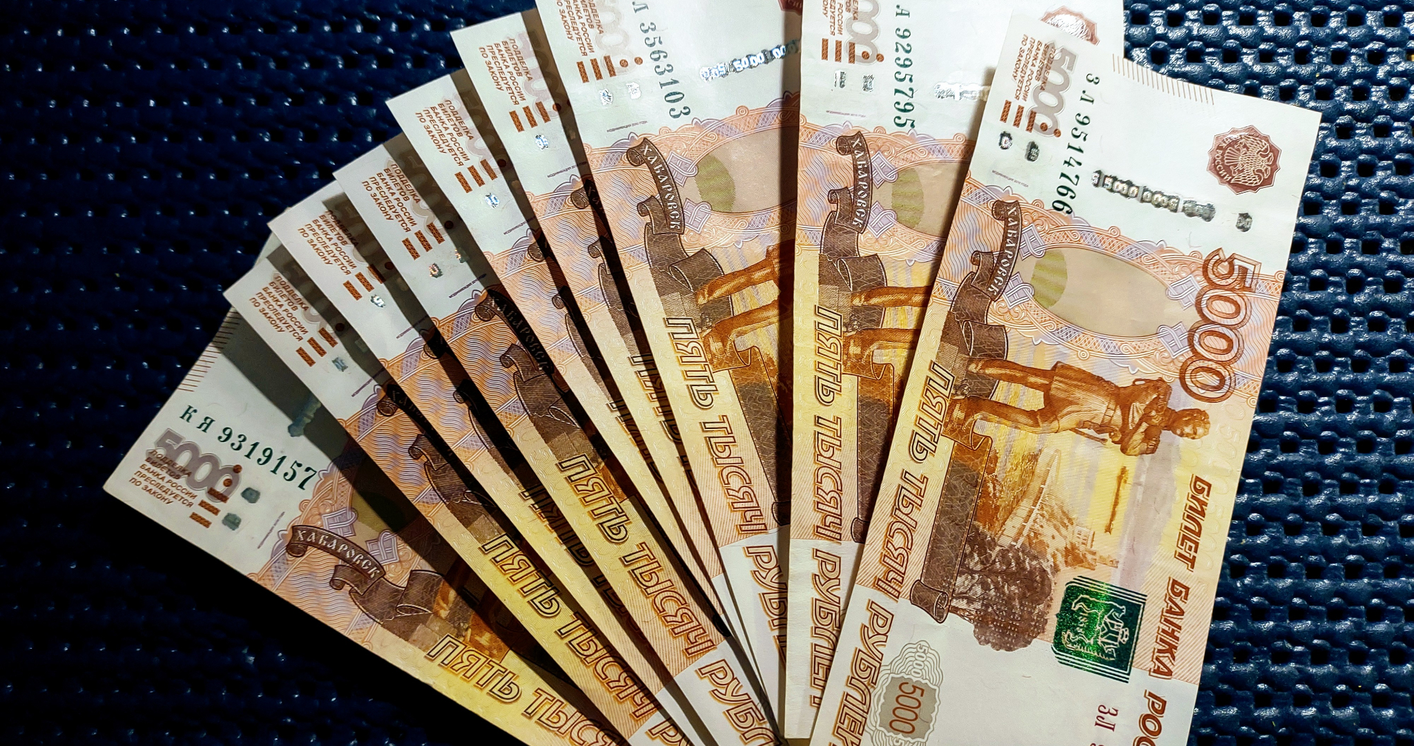 Почти 115 тысяч рублей: подсчитана средняя зарплата в России 