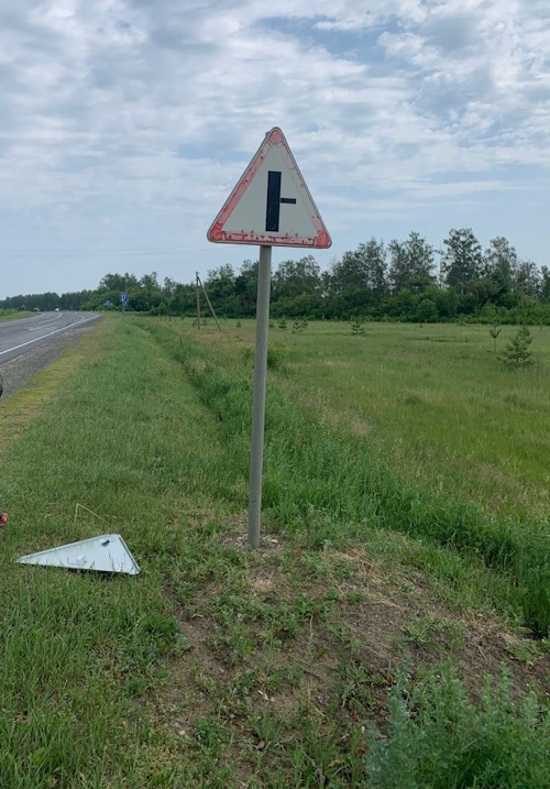 На дорогах Мордовии меняют повреждённые дорожные знаки