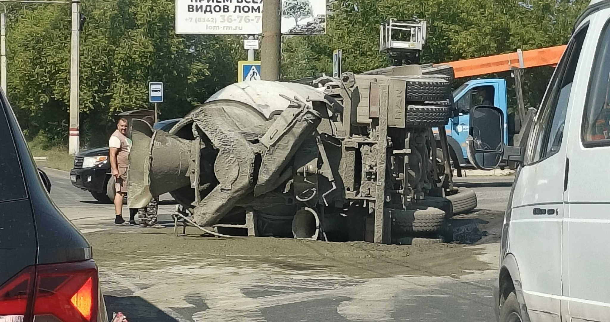 Из-за дорожной ямы в Саранске перевернулась бетономешалка 