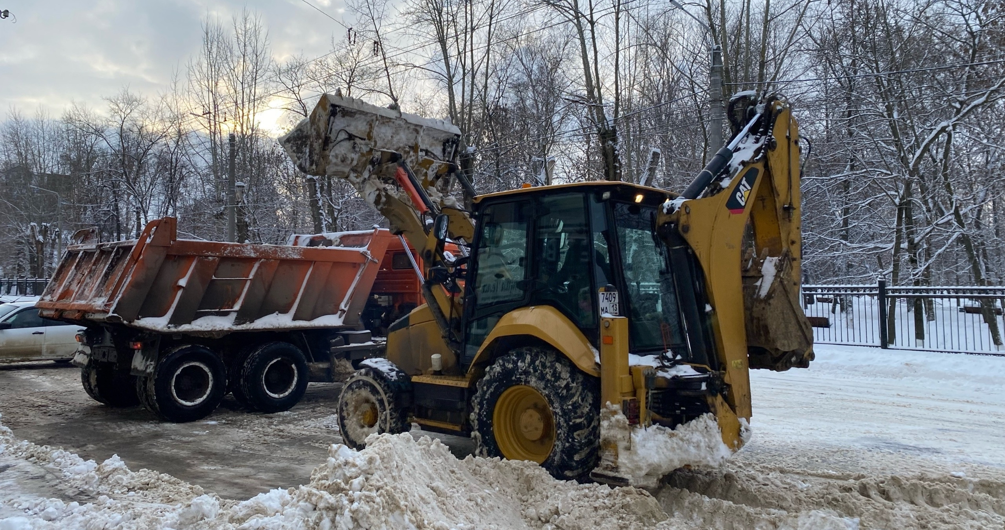 Тонны снега вывозят по ночам с улиц Рузаевки 