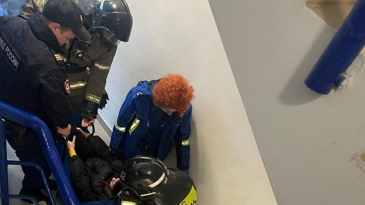Лифт в торговом центре едва не убил 19-летнюю девушку  Лифт в торговом центре едва не убил 19-летнюю девушку