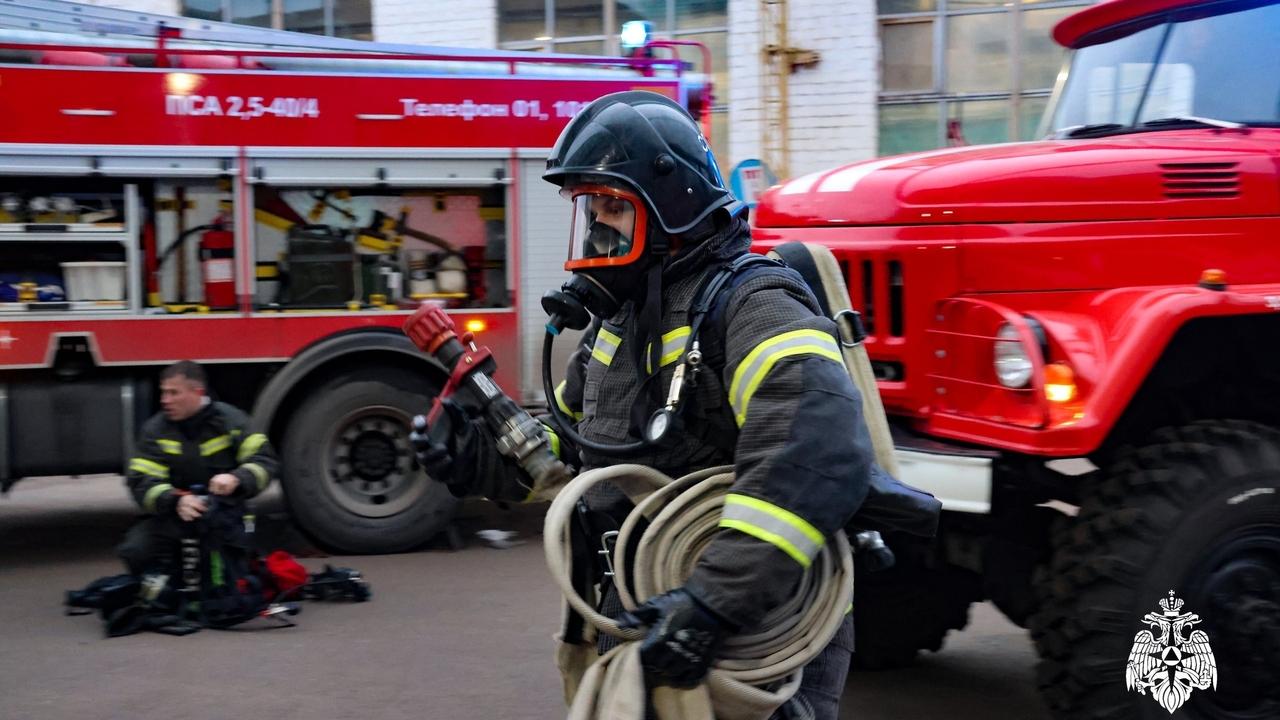 Пожарные в Саранске спасли заводчан из «горящего» производственного корпуса 