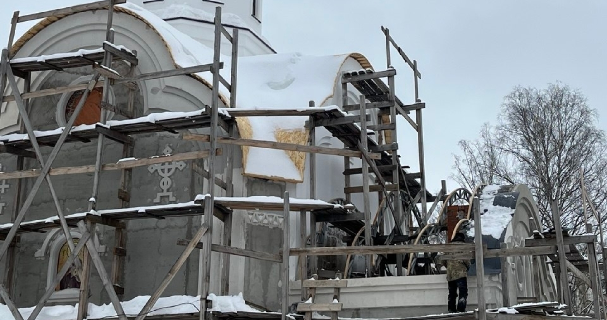 В Саранске у храма-часовни начали устанавливать стропильную систему 