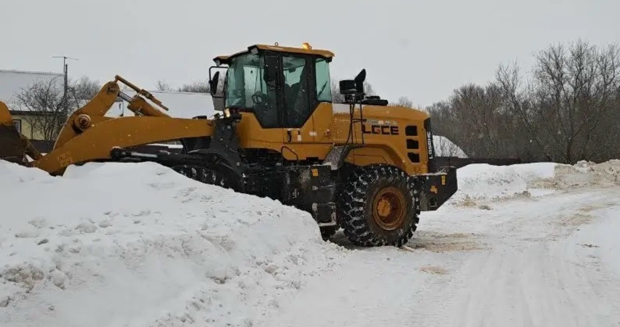 На уборку автодорог в Мордовии выводили больше 150 машин и тракторов 