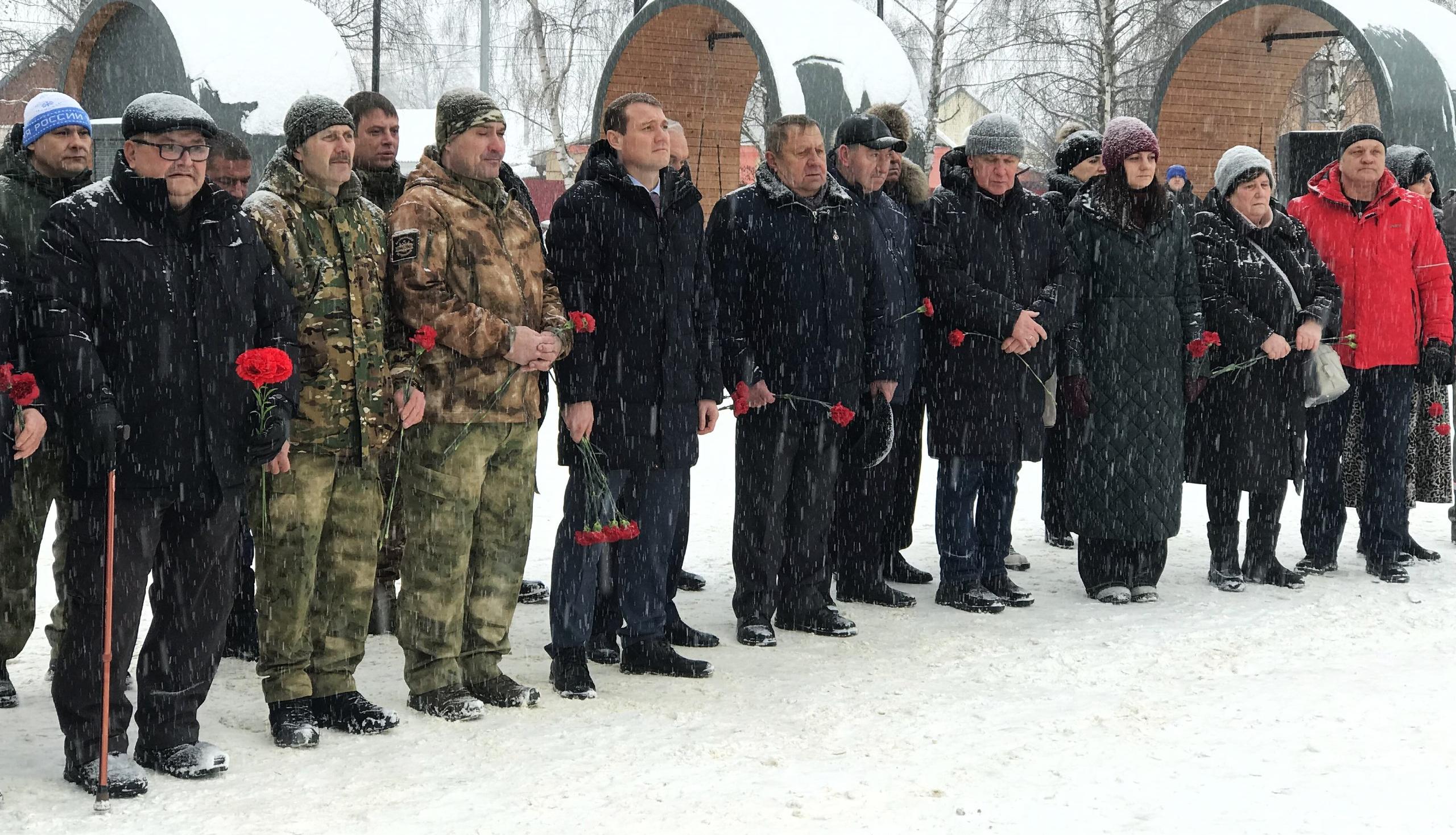 В Рузаевке в память о погибших земляках-афганцах возложили цветы к «Чёрному тюльпану» В Рузаевке в память о погибших земляках-афганцах возложили цветы к «Чёрному тюльпану»
