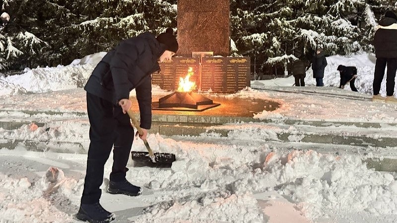 Юнармейцы привели в порядок территорию мемориального комплекса в Рузаевке