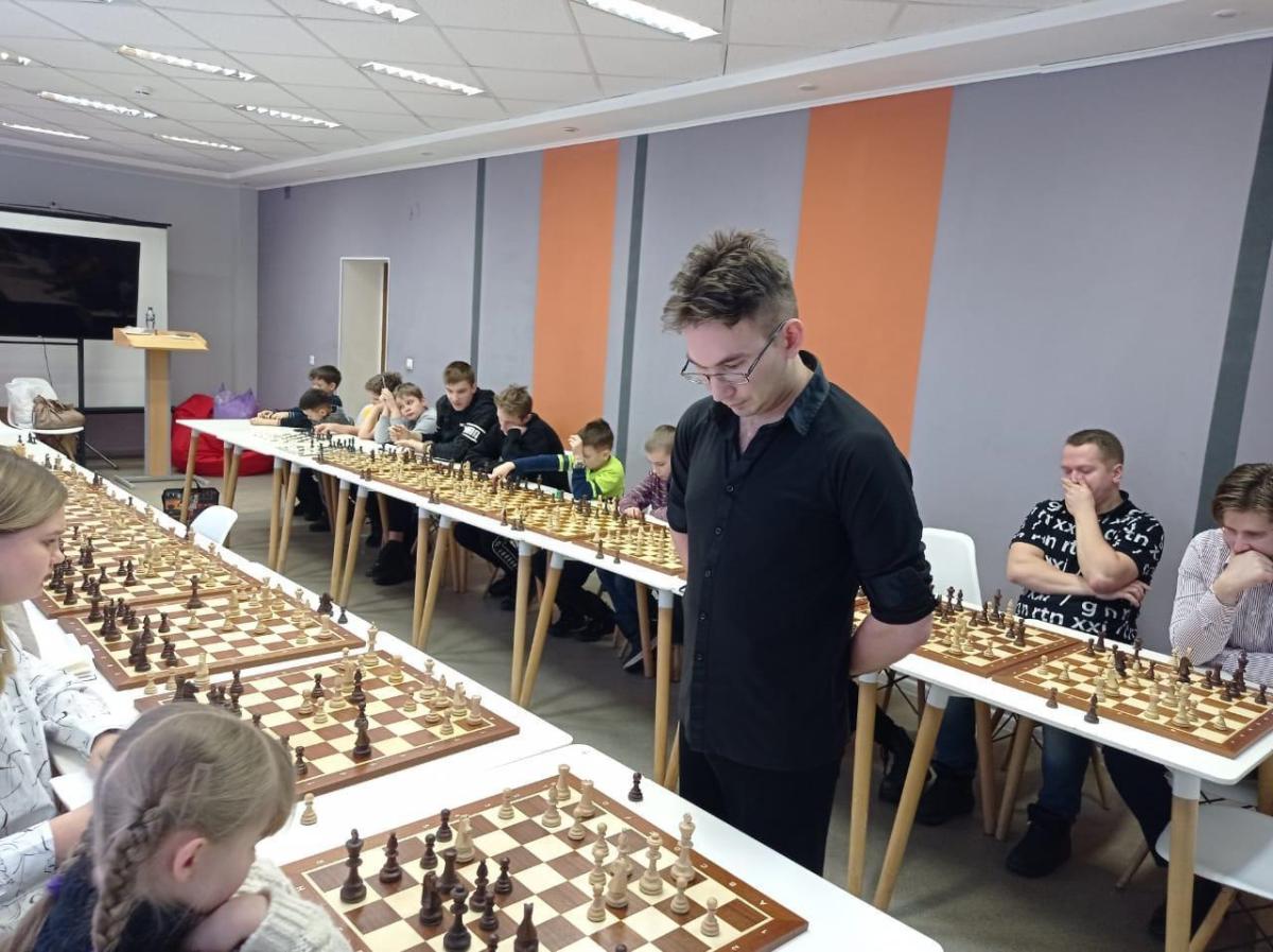5 часов шёл сеанс одновременной игры по шахматам в Саранске 