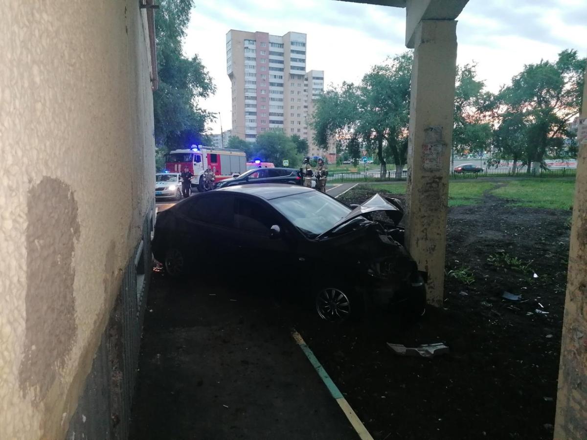 В Саранске водитель-новичок ночью протаранил фасад дома