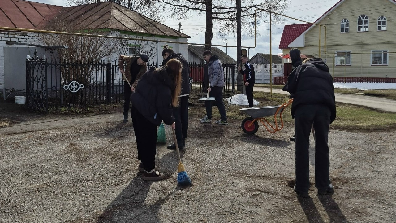 В Мордовии волонтёры убрали территорию Троицкого храма