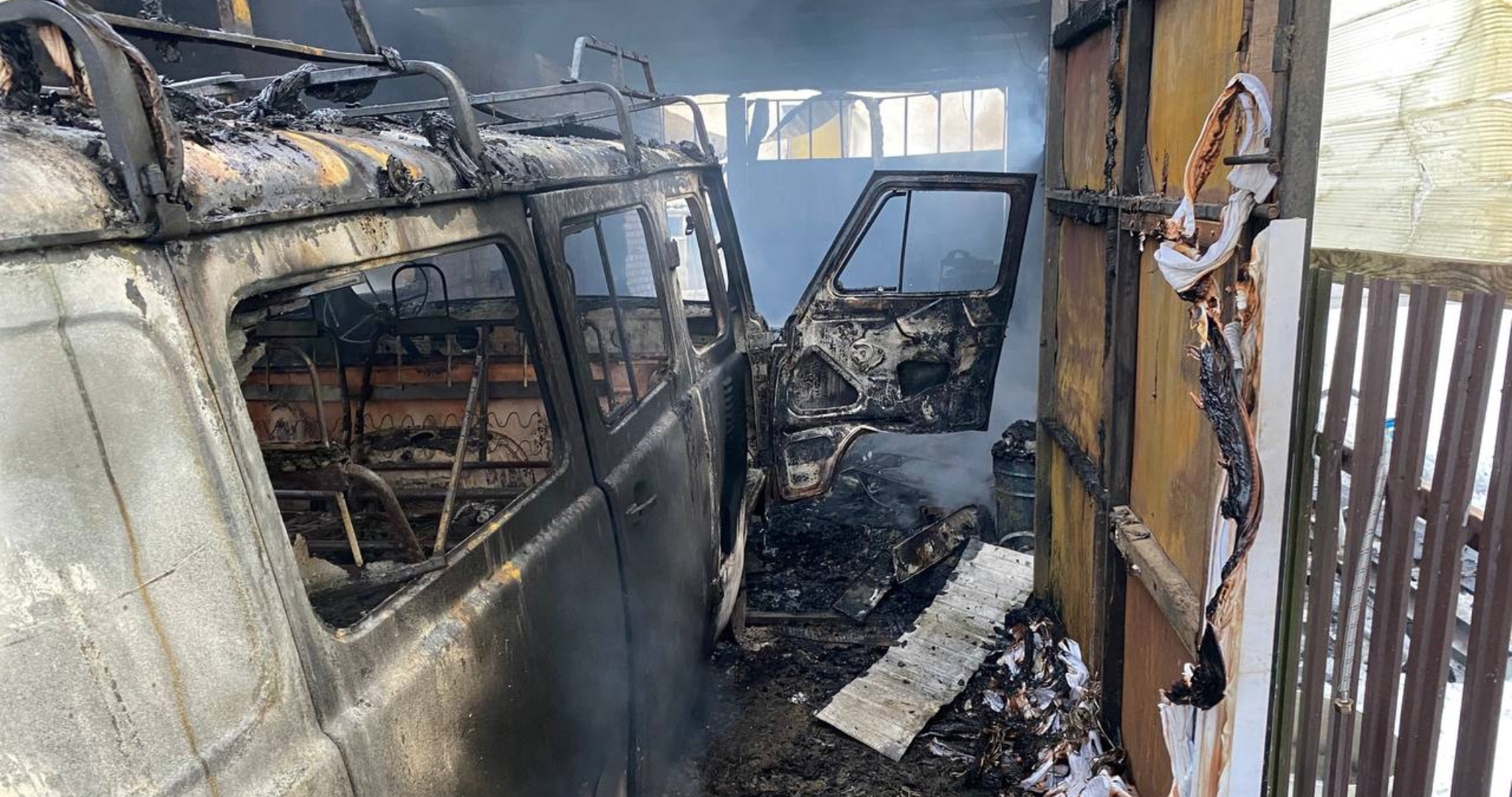 Внедорожник и двухквартирный дом загорелись в Мордовии 