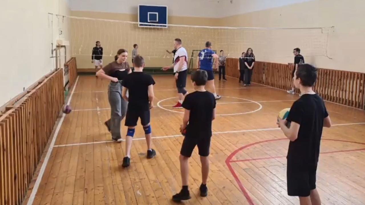Наставники из «Терентич Тима» погрузили воспитанников Ширингушской школы-интерната в мир волейбола Наставники из «Терентич Тима» погрузили воспитанников Ширингушской школы-интерната в мир волейбола