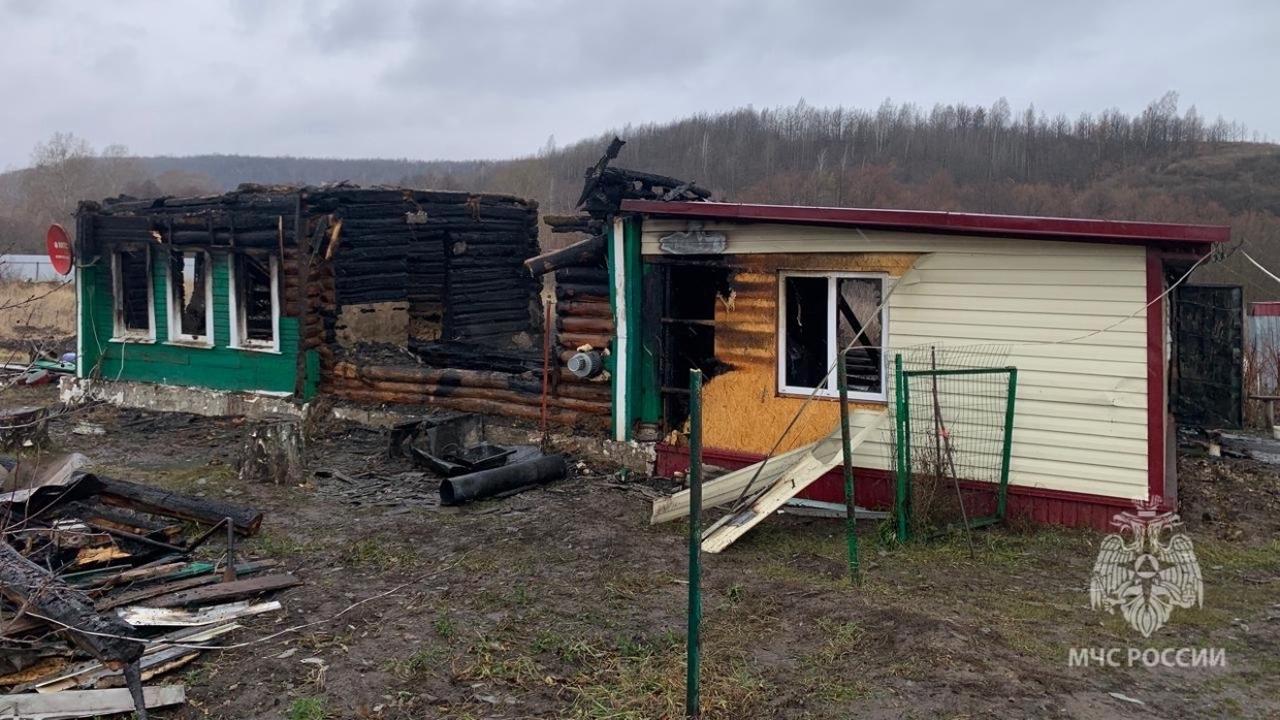 Внутри сгоревшего дома в Мордовии нашли женский труп 