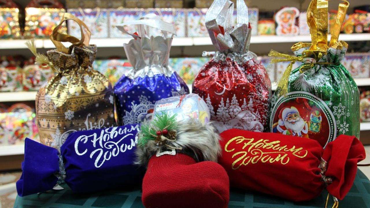 Жители Мордовии могут пожаловаться на новогодние сладости и игрушки для детей
