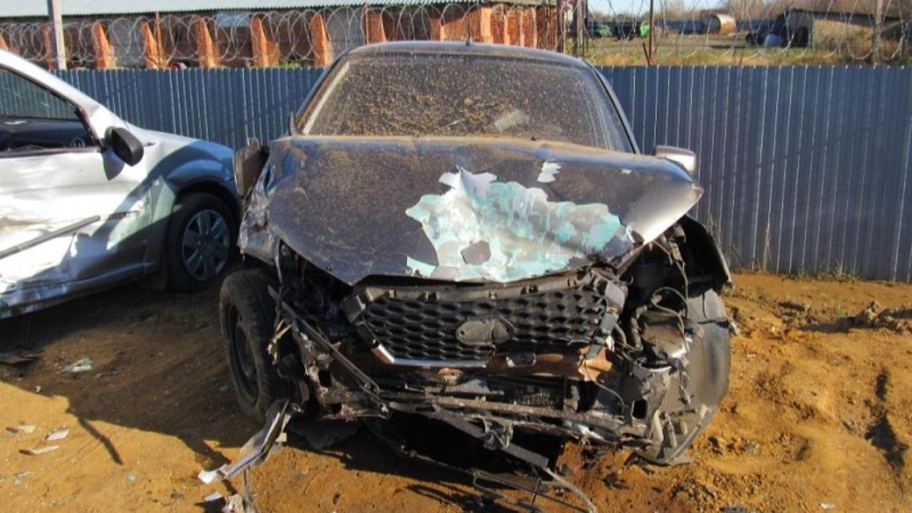 В Мордовии пьяный на угнанном «Датсуне» въехал в припаркованную машину