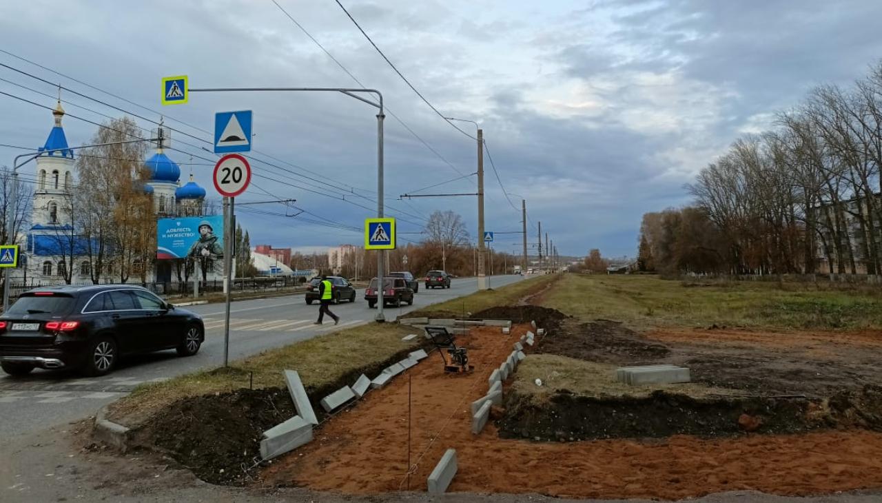 Тротуар на Пионерской строят в Саранске